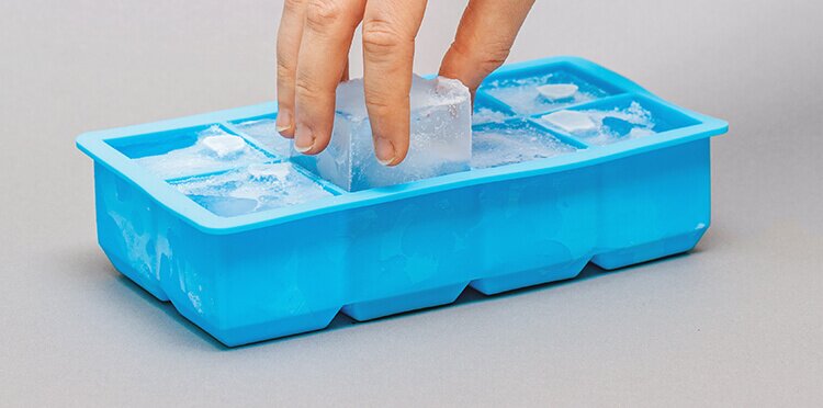 Das praktische Set aus Eiswürfelform und Eisteeflasche