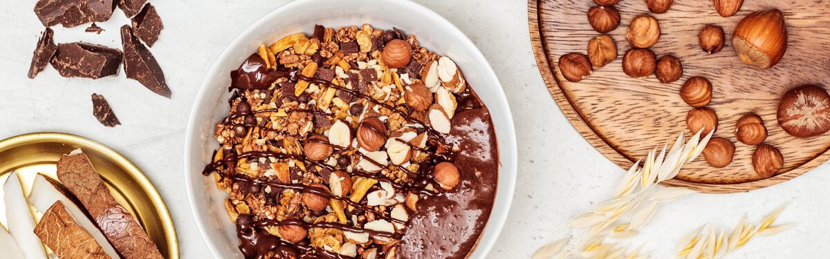 Chocolate Hazelnut Almonda Granola mit Schokolade und Nuessen