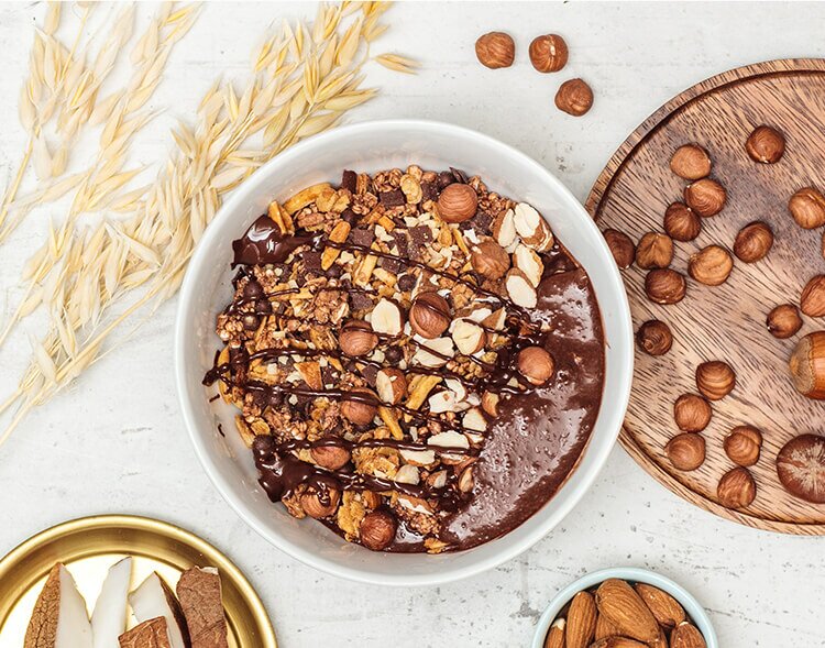Chocolate Hazelnut Almonda Granola mit Schokolade und Nuessen