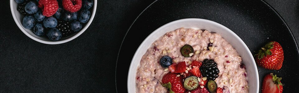 Fruchtiges Bio-Porridge mit viel Protein.
