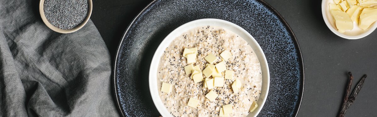 Bio-Porridge mit weißer Schokolade und Vanille.