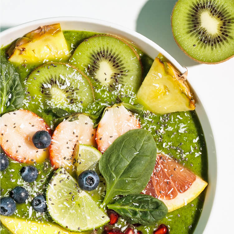 Grüne Smoothie Bowl mit grünem Obst , Gemüse und Kokos Nilk