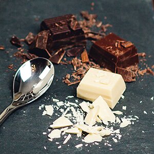 Für das Brioche-Rezept wird Schokolade im Kern der Brioches flüssig