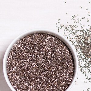 Chia-Samen sind eiweißreich, ballaststoffreich und enthalten Omega3 Fettsäuren