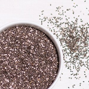 Chia-Samen sind eiweißreich und ballaststoffreich und quellen im Pudding schnell auf